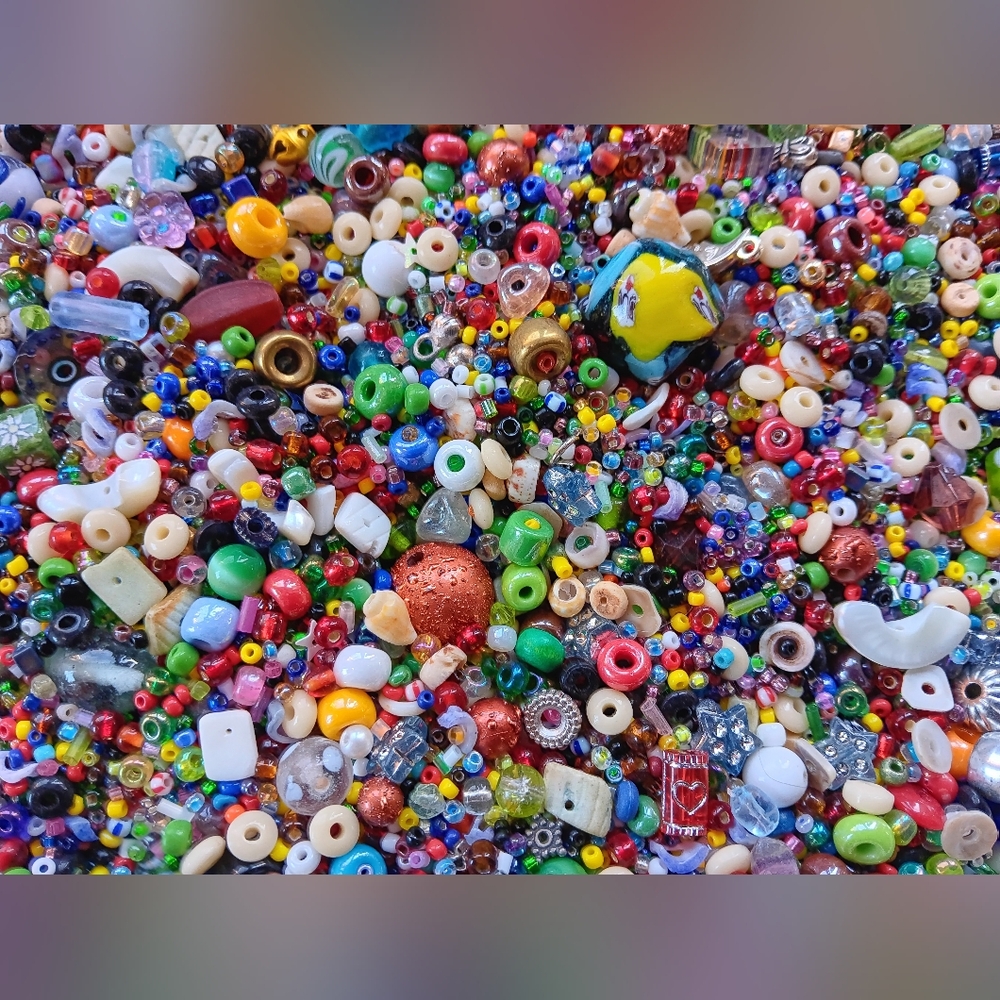 1 POUND Mixed Beads & Charms Random Assortment Craft Soup Confetti DIY Jewelry - Picture 5 of 8